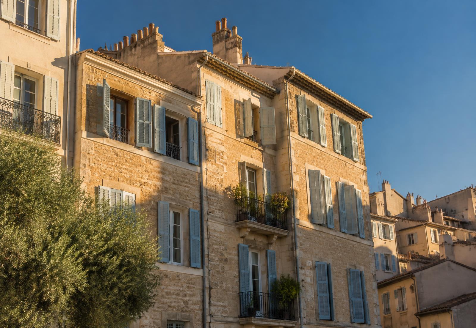 Immeuble en pierre provençale aux volets bleus à Marseille